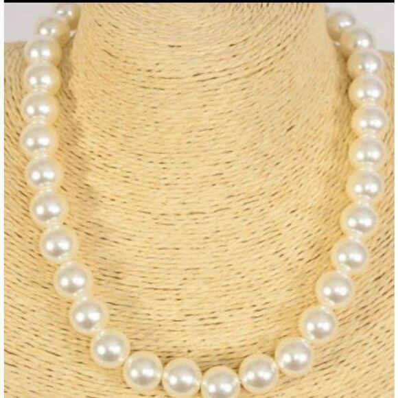10 mm White Glass Pearl Necklace and Matching Earrings - Picture 2 of 2